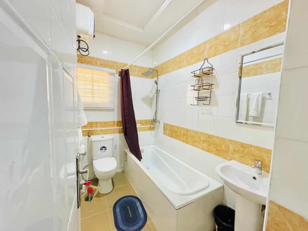 Spacious en-suite bathroom